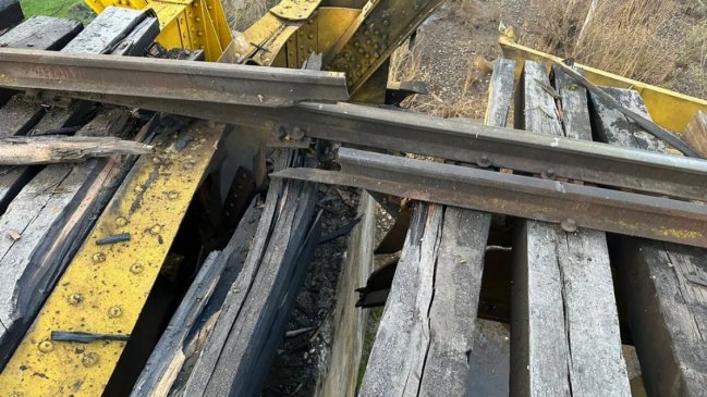 Puente ferroviario en Itata resultó con graves daños por presunto atentado explosivo en Ñuble