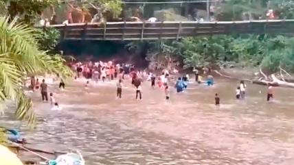   Decenas de heridos dejó el derrumbe de un puente colgante en Indonesia 