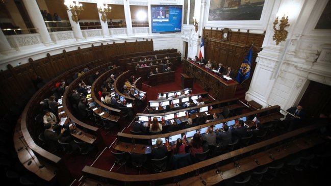 Cadem: 24% aprobaría y 56% rechazaría la nueva Constitución