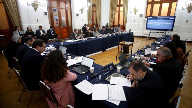 Consejo Constitucional: Bancadas acordaron extender el plazo de votación