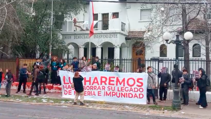   50 años del golpe: Manifestantes se encadenan a sede de la UDI 