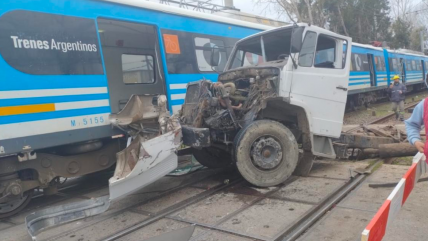   La irresponsabilidad cruza fronteras: Seis heridos dejó choque entre tren y camión en Argentina 
