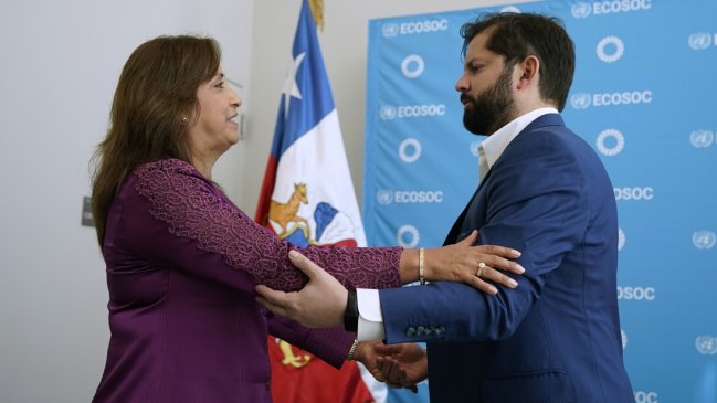 Boluarte reafirma con Boric los lazos entre Perú y Chile