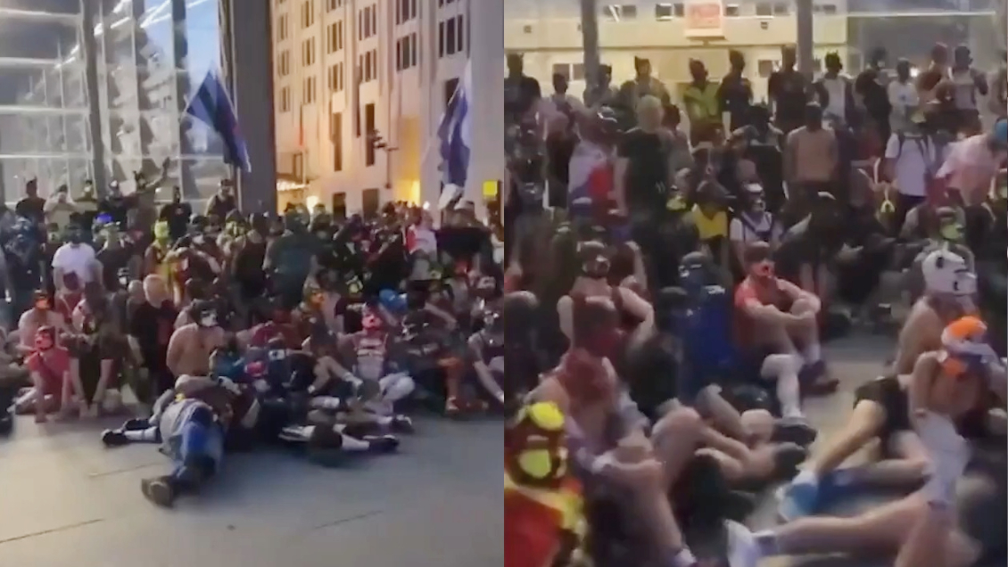 Cientos de personas que se identifican como perros se reunieron en Berlín para ladrarse entre sí Cientos de personas que se identifican como perros se reunieron en Berlín para ladrarse entre sí