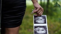 Mujer embarazada hace controversial sesión de fotos con temática de funeral Mujer embarazada hace controversial sesión de fotos con temática de funeral