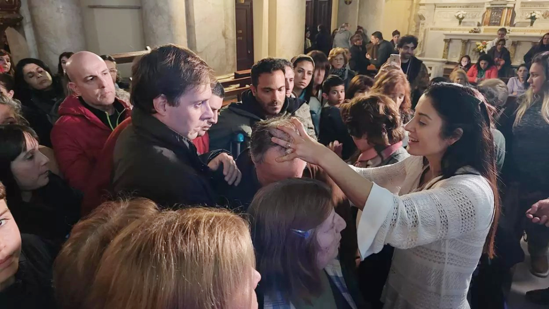 Mujer asegura tener un poder sanador y reúne kilométricas filas en Argentina Mujer asegura tener un poder sanador y reúne kilométricas filas en Argentina