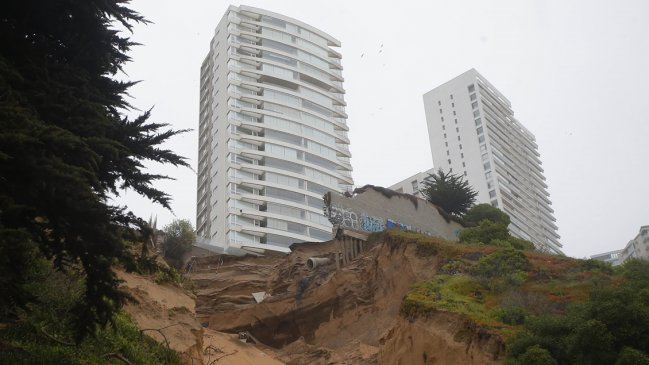 Socavones: Con pocos vecinos comenzó retiro de enseres en edificio de Reñaca