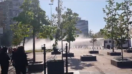   Carro lanzaagua intentó dispersar a manifestantes en Plaza Baquedano 