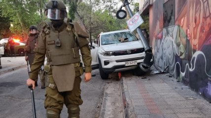   Auto embistió a manifestantes en el centro de Santiago: dos heridos 