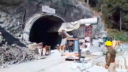   India intenta rescatar a 40 trabajadores atrapados en un túnel 