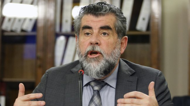 Ubilla y expulsiones: Vuelos comerciales son caros, pero se pagan con plata de extranjeros