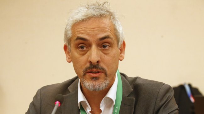 Vuelo fallido: Diputados RN exigen salida del director de Migraciones