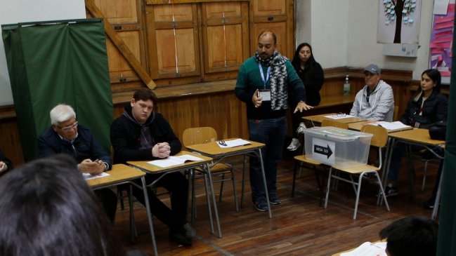 Plebiscito constitucional: Los vocales de mesa, cómo excusarse y las multas