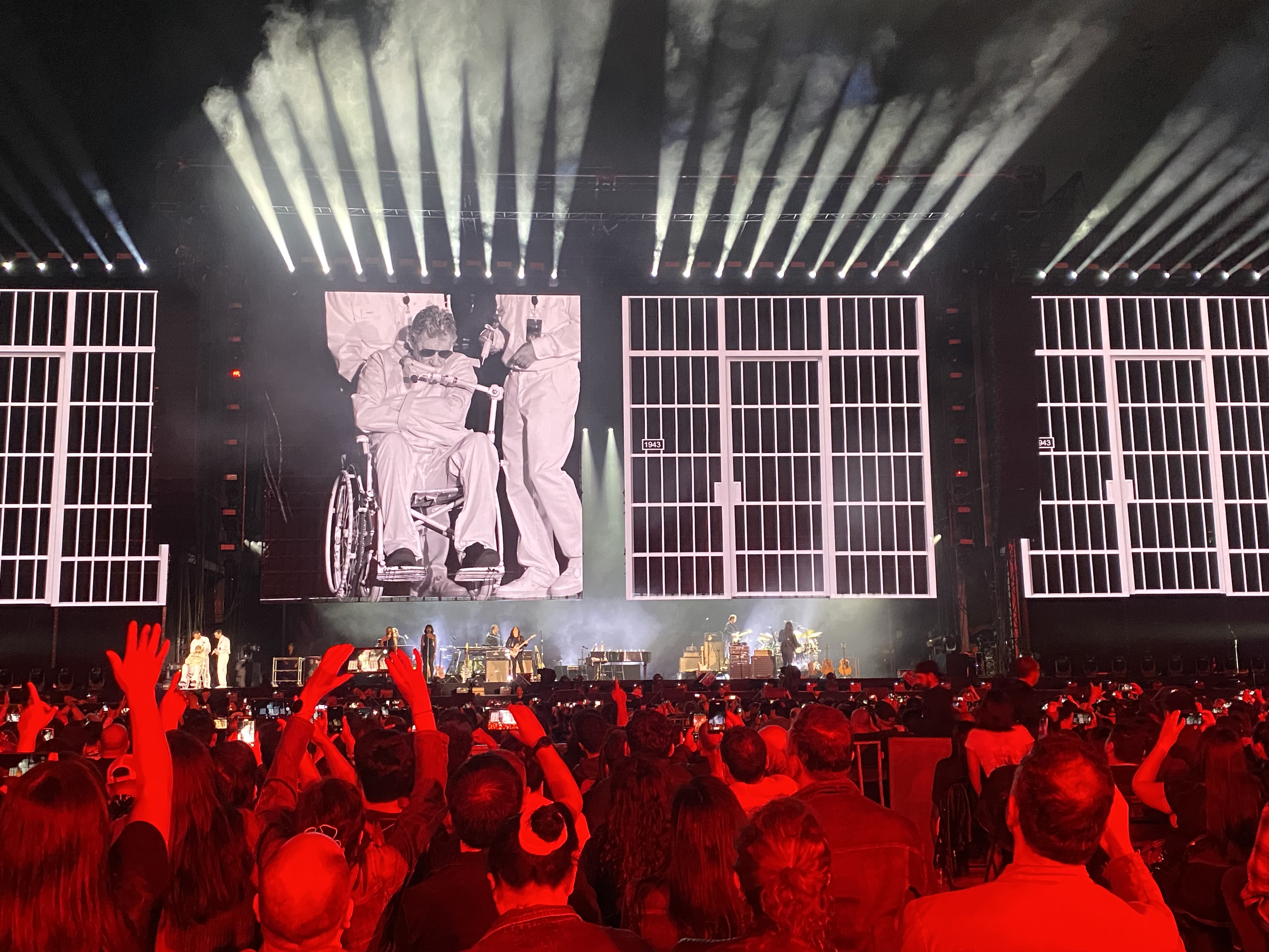 Roger Waters cantando con una camisa de fuerza