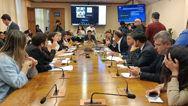 Convenios: Comisión investigadora aprobó informe con reproches a Montes y a Crispi