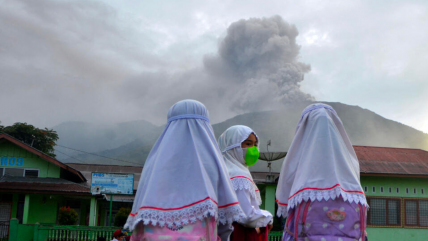   Incesante rescate de sobrevivientes tras erupción de volcán indonesio 