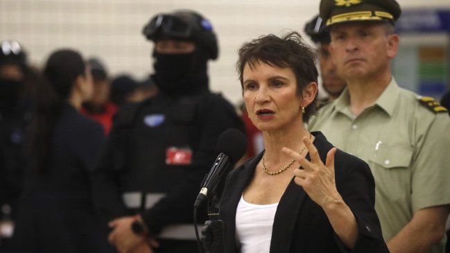 Tohá reprochó iniciativas con civiles de La Reina y La Florida: 