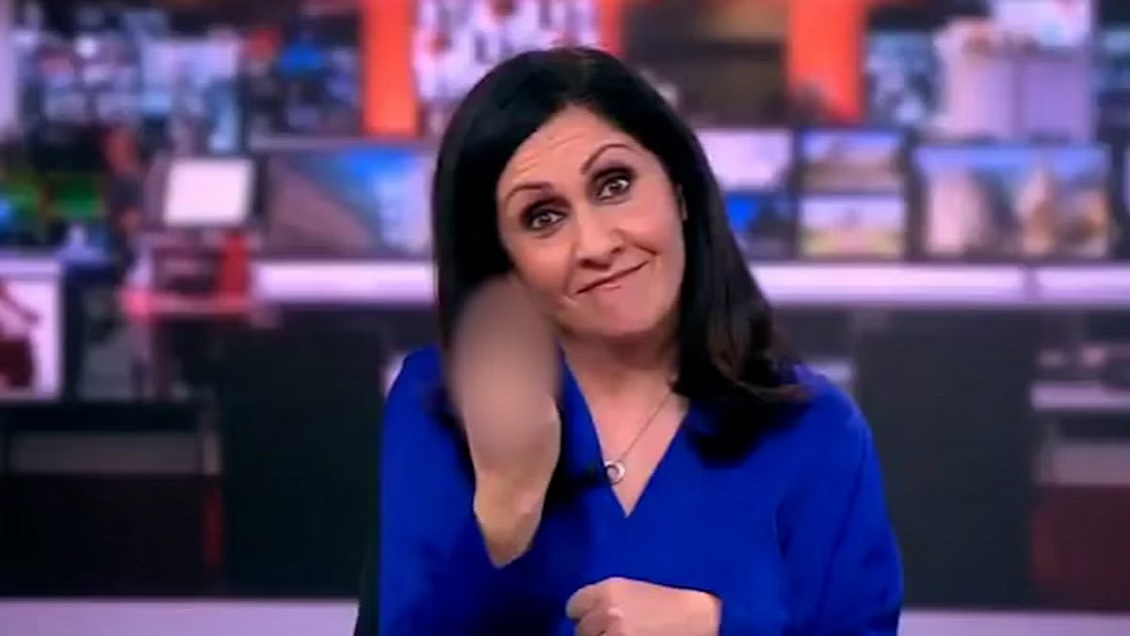Conductora de noticias de la BBC realizó obsceno gesto en vivo: Tuvo que dar explicaciones Conductora de noticias de la BBC realizó obsceno gesto en vivo: Tuvo que dar explicaciones