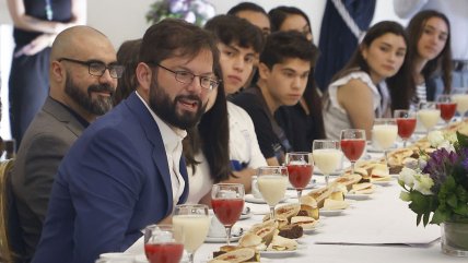  Boric desayunó con estudiantes que obtuvieron puntajes destacados en la PAES  