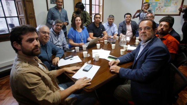 Partidos oficialistas se reúnen en casa de Hirsch para zanjar diferencias