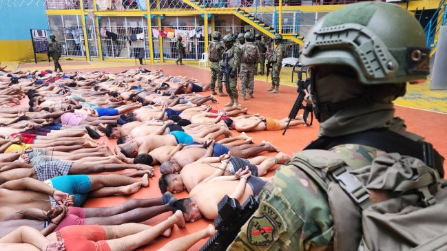 Policías y militares de Ecuador intervienen cárcel de la que se fugó 