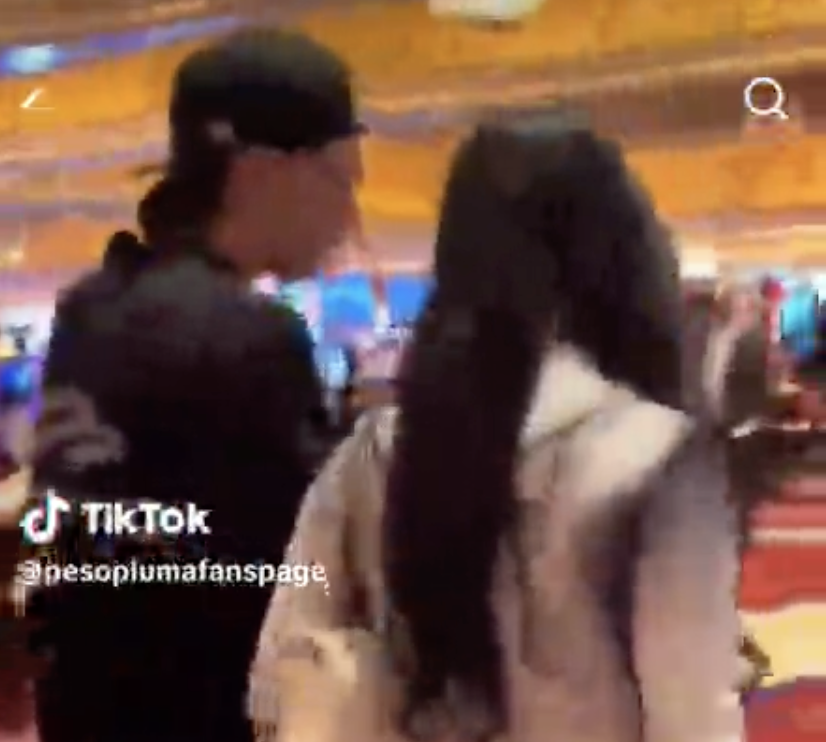 Peso Pluma junto a una mujer en Las Vegas