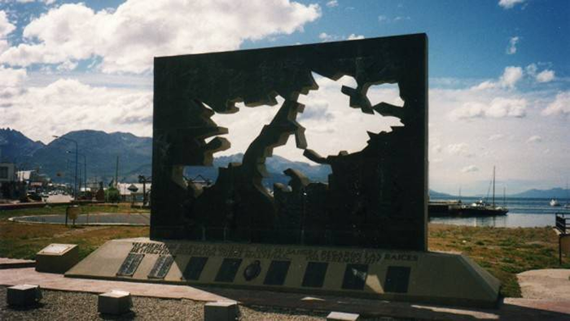 Cameron dice en Malvinas que espera que las islas sean británicas 