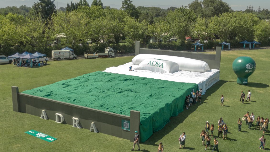 Chillán construyó la cama más grande del mundo Chillán construyó la cama más grande del mundo