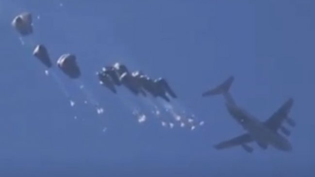 Ayuda humanitaria lanzada desde el aire para Gaza cayó, por error, en Israel