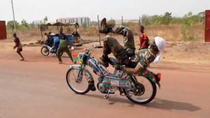   Hombre de 72 años sorprende con su habilidad sobre la moto 