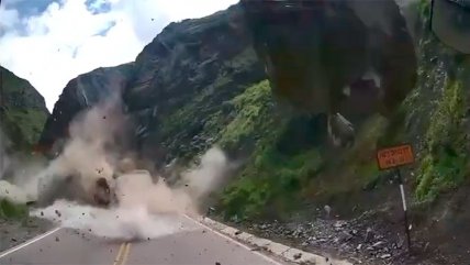   Impactante desprendimiento de rocas en carretera no dejó fallecidos en Perú 