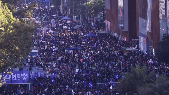 Coordinadora cifró en más de 350 mil los asistentes a la marcha del 8M en Santiago