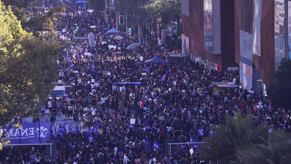 Coordinadora cifró en más de 350 mil los asistentes a la marcha del 8M en Santiago Coordinadora cifró en más de 350 mil los asistentes a la marcha del 8M en Santiago