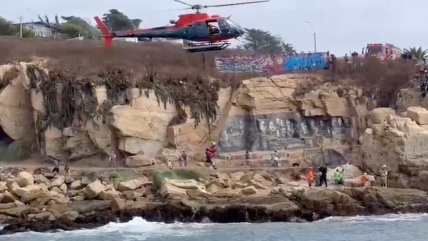   Armada rescató a dos personas que se ahogaban en los roqueríos de Quintero 