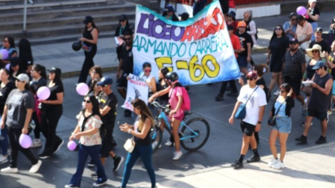 Profesores lideraron masiva marcha por las calles de Antofagasta Profesores lideraron masiva marcha por las calles de Antofagasta