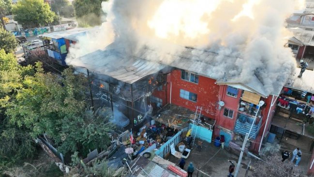   Incendio afectó a un block de departamentos en Renca 