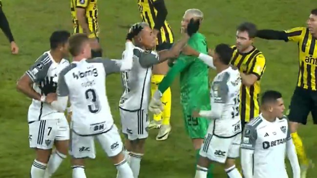   También se involucró Vargas: Hulk tuvo viral entrevero con arquero de Peñarol 