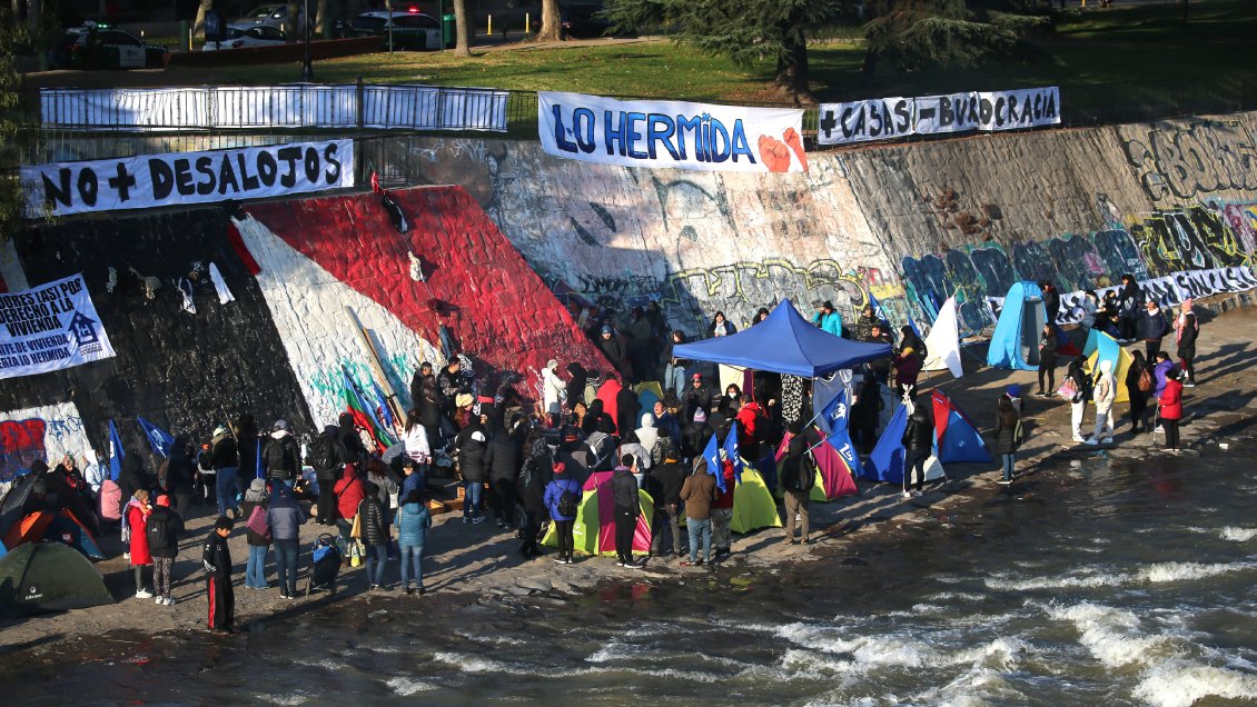 Pobladores de Lo Hermida acampan en la ribera del río Mapocho en Providencia