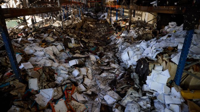 Zelenski denunció que ataque ruso contra una imprenta destruyó 50.000 libros