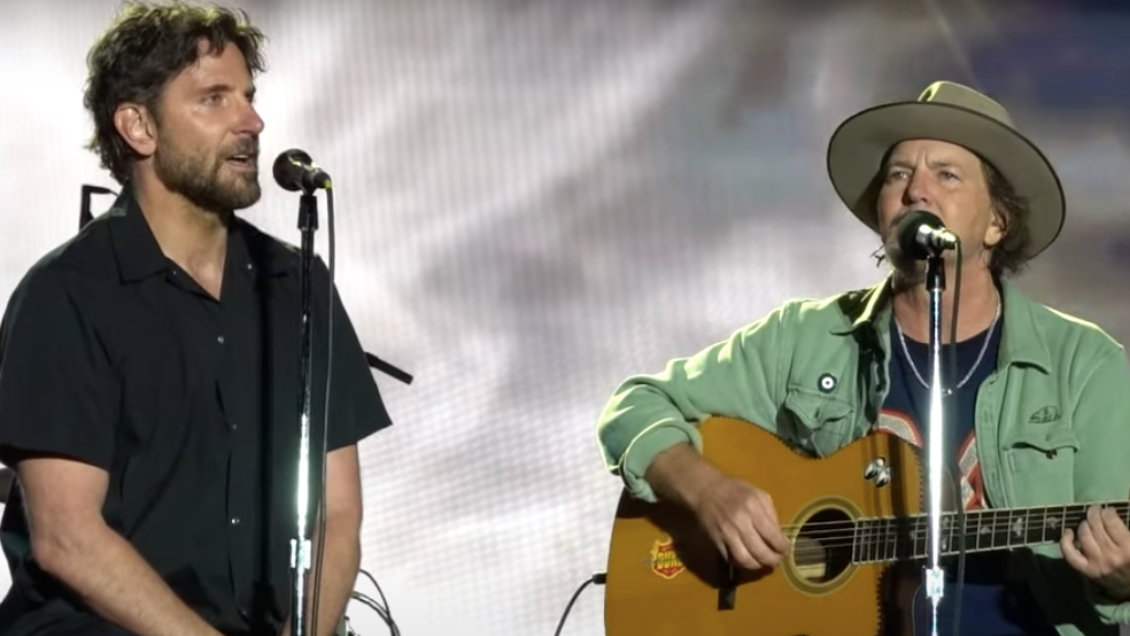 Bradley Cooper y Pearl Jam unieron fuerzas e interpretaron tema de Bradley Cooper y Pearl Jam unieron fuerzas e interpretaron tema de