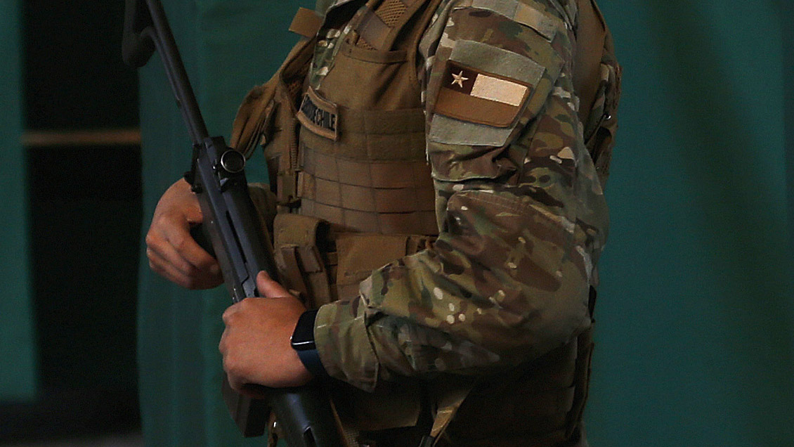 Ejército y Carabineros resguardan la reparación de antenas quemadas en La Araucanía Ejército y Carabineros resguardan la reparación de antenas quemadas en La Araucanía