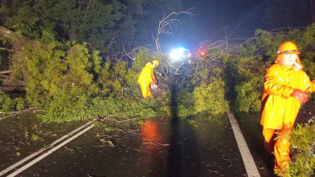 Sistema frontal obligó evacuaciones y dejó a miles de clientes sin luz