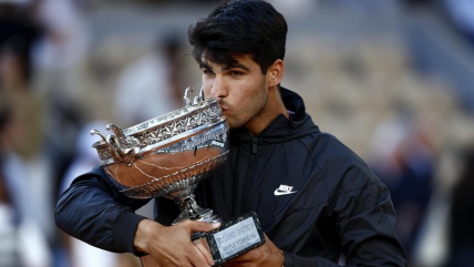   Carlos Alcaraz alzó en París su primer título de Roland Garros 