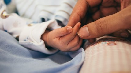   Hospital mandó a parturienta a su casa y terminó dando a luz en la calle 