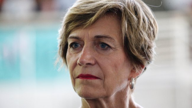 Matthei interpuso una querella contra quienes rociaron con bencina al director de Liceo Lastarria