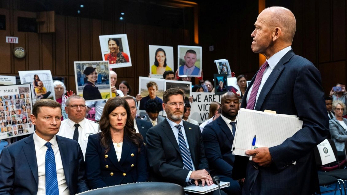 CEO de Boeing se disculpó con familias de víctimas de accidentes aéreos