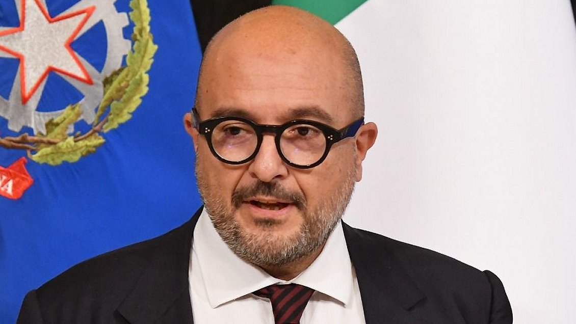 Bullying al ministro de Cultura italiano por error histórico sobre Galileo y Colón