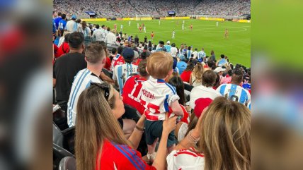   Kimberley Abbott y el pequeño Mason alentaron a Ben Brereton en la Copa América 