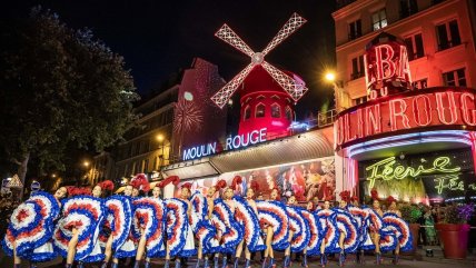   Con cancán en la calle: El clásico Moulin Rouge festejó sus nuevas aspas 