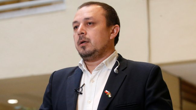 Jefe de bancada comunista pide que el oficialismo ponga fin a la polémica